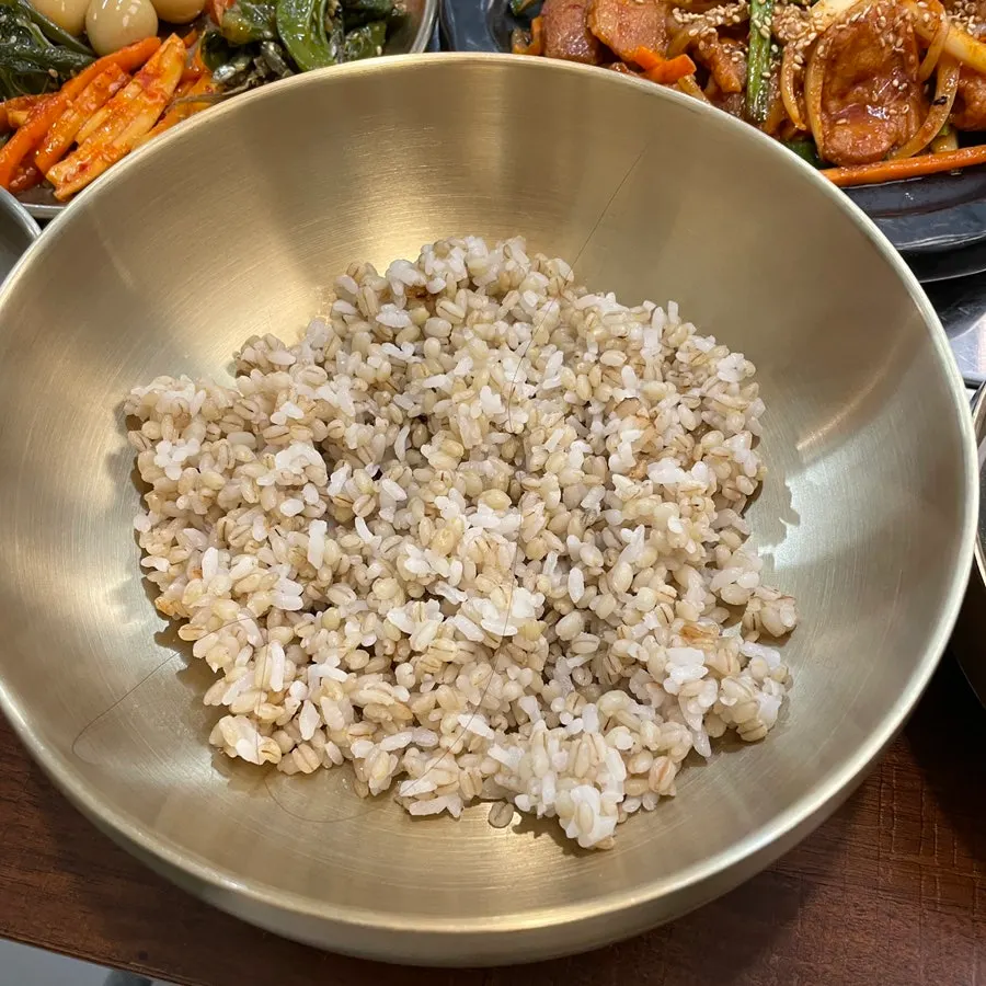 정식과 함께 나온 기본 보리밥