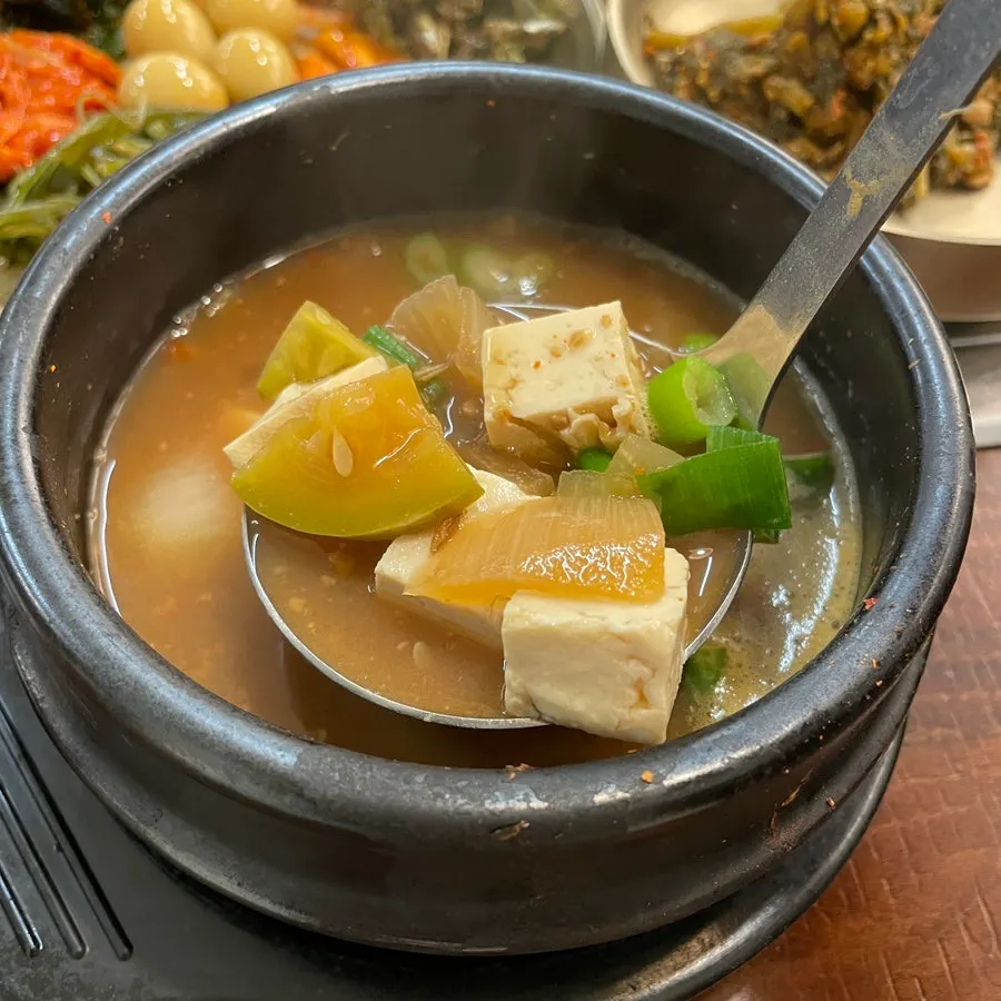 제육볶음을 밥과 함께 먹는 모습