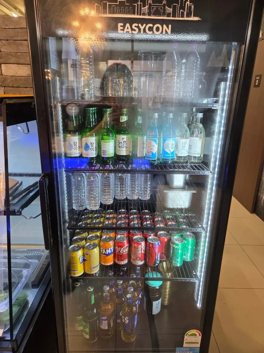 飲み物とお酒が満載の冷蔵庫