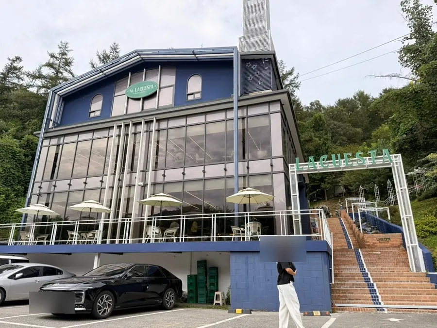 Exterior of La Cuesta, a large bakery café in Gonjiam