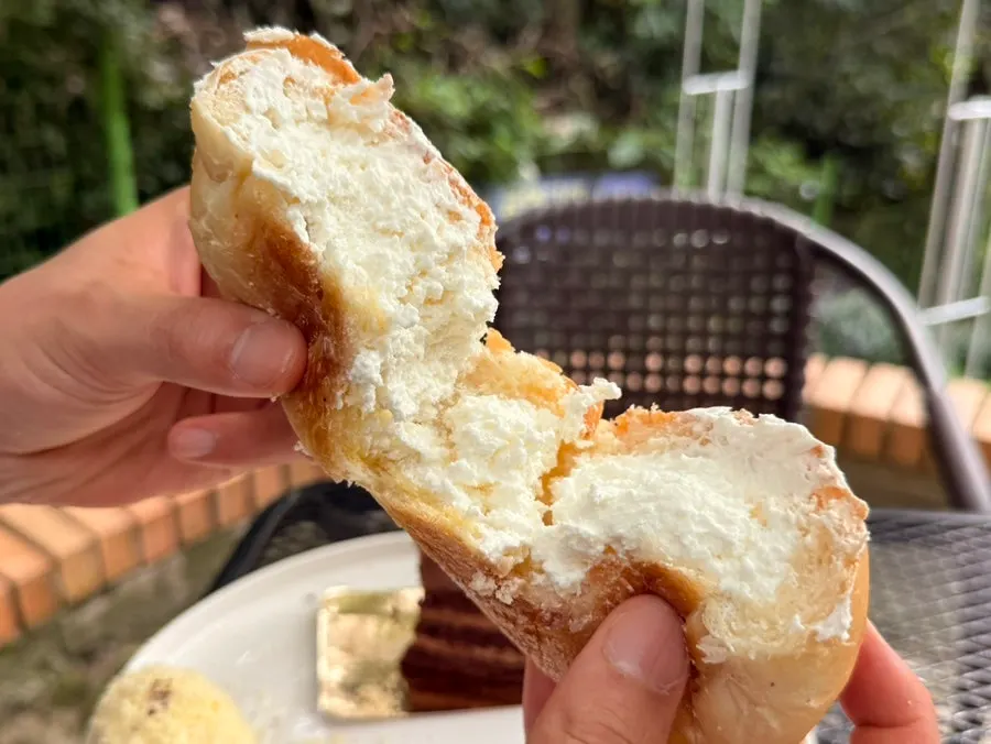 Cross-section of the rice white roll showing the cream