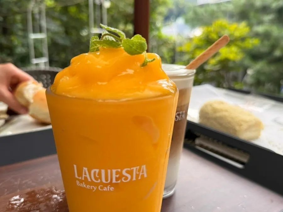 Two glasses of apple mango smoothie and La Cuesta latte