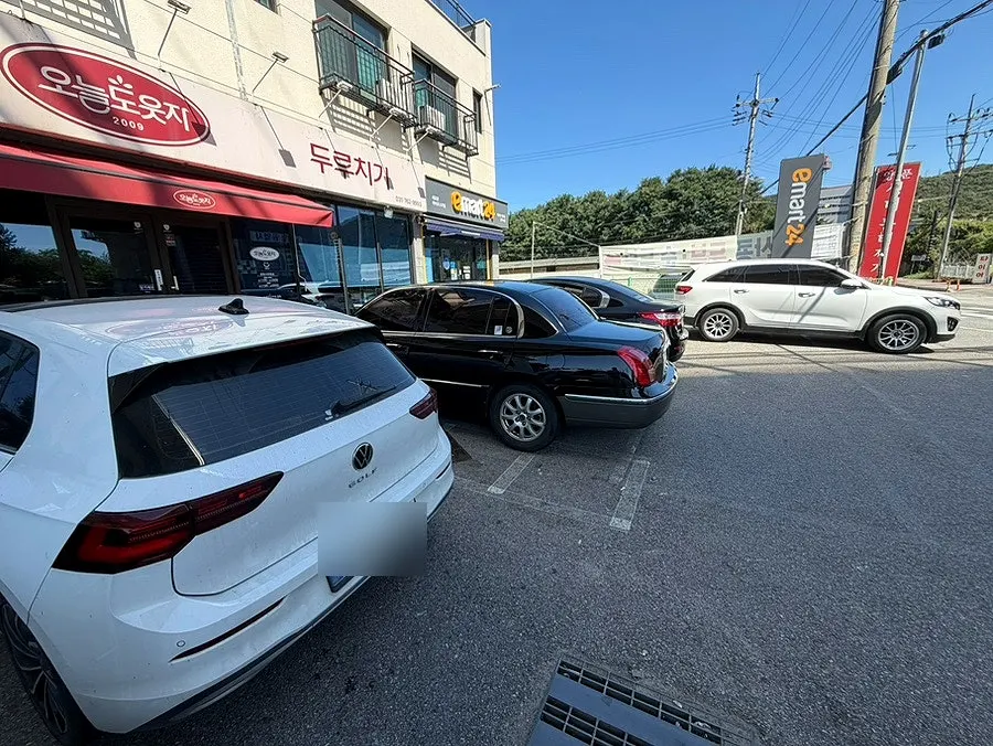 매장 앞에 마련된 오늘도웃자 초월점 주차장
