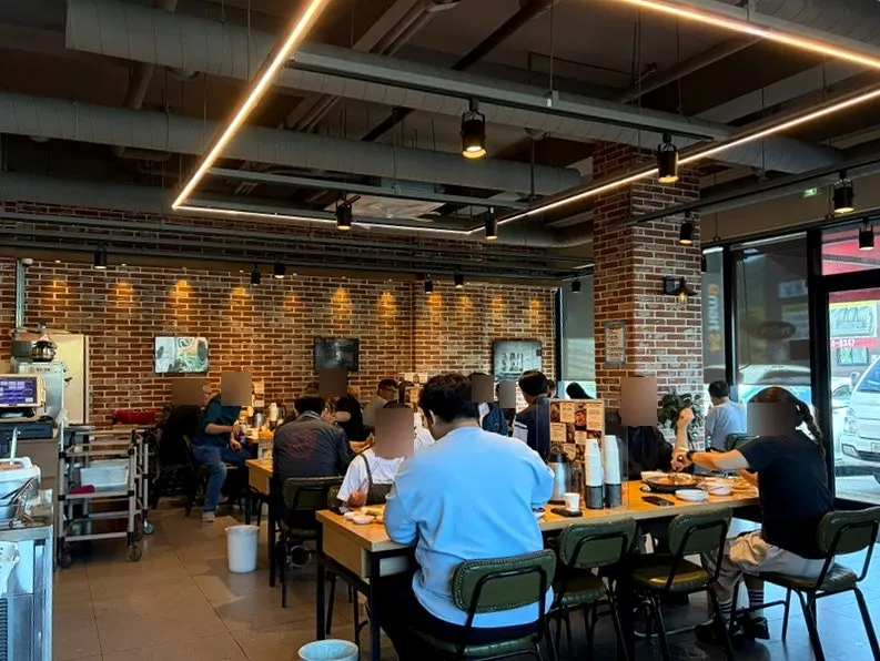 주말 점심 만석인 오늘도웃자 초월점 내부 좌석