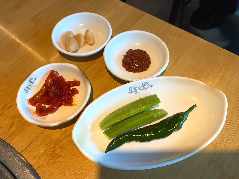 먼저 세팅된 밑반찬과 상추 한 상