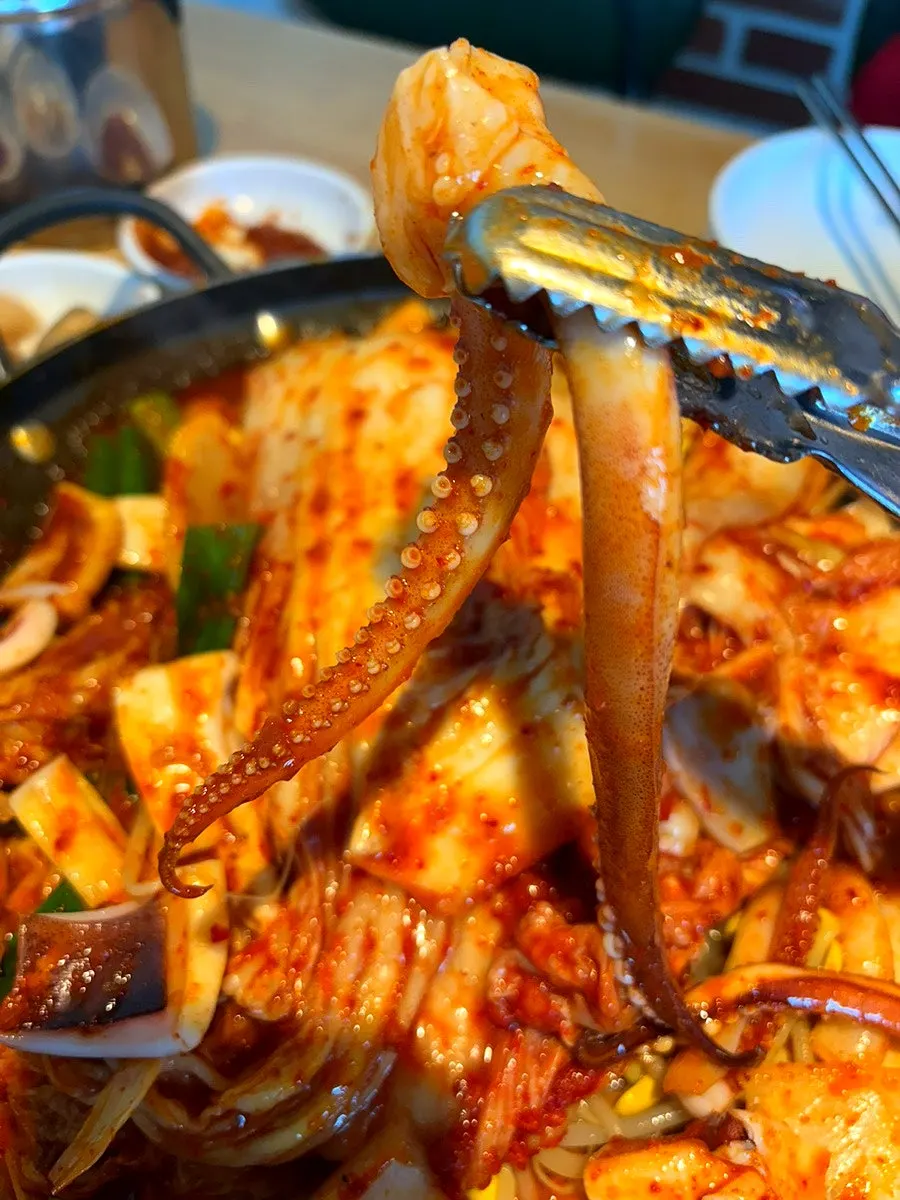 두툼하게 썬 돼지고기 한 점