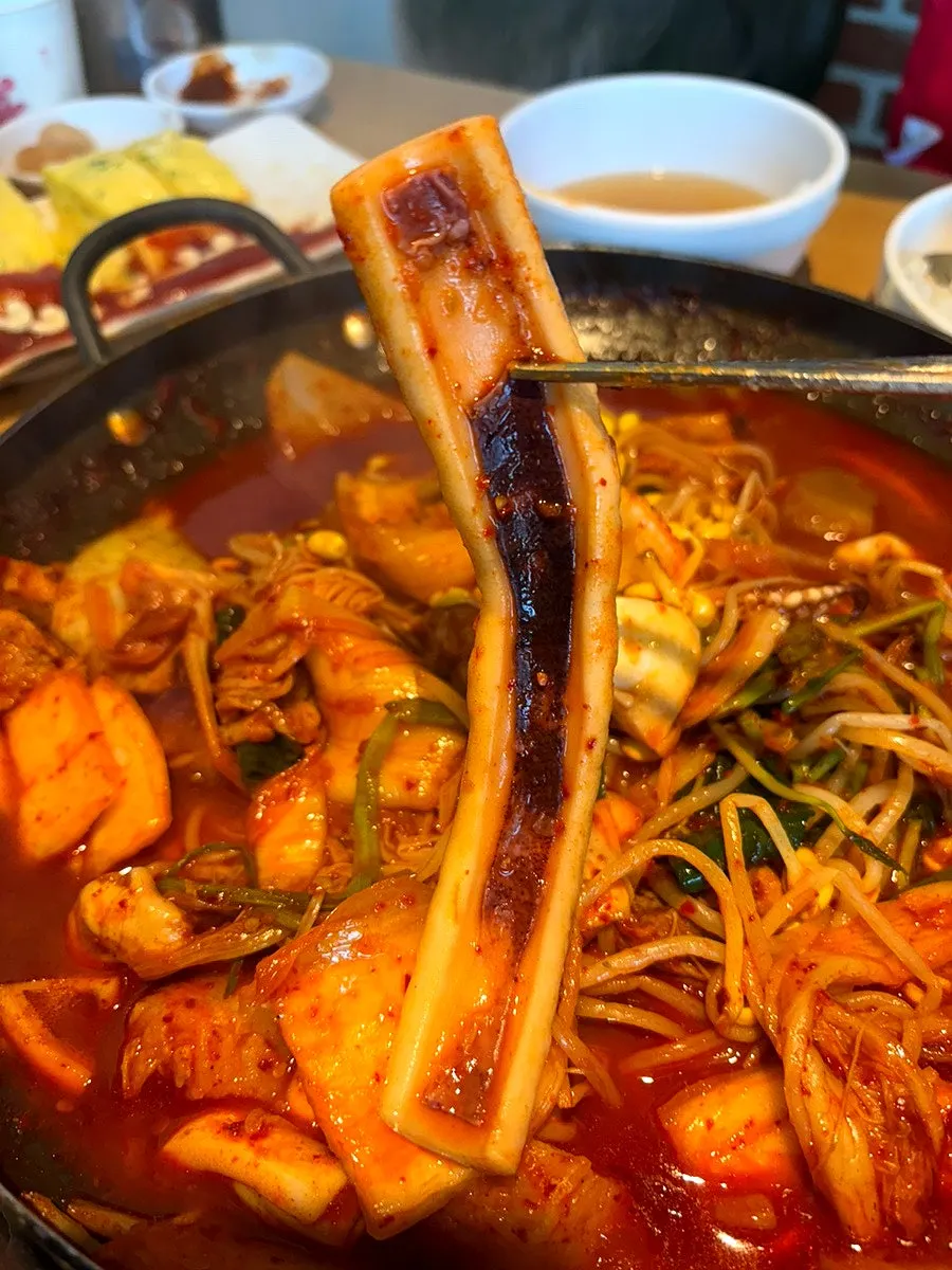 숙성 김치가 어우러진 두루치기 건져올린 모습