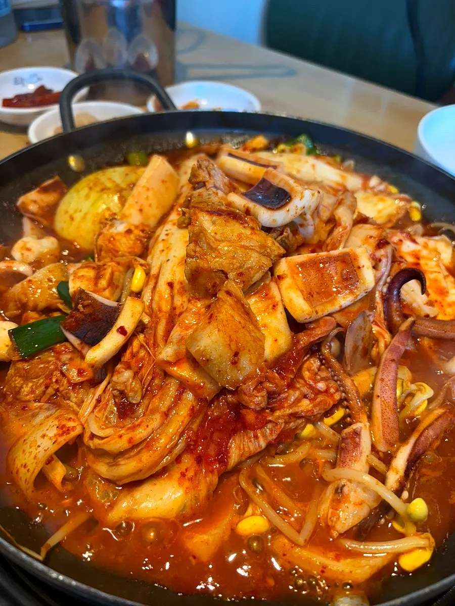 쫄깃한 오징어를 집어올린 젓가락
