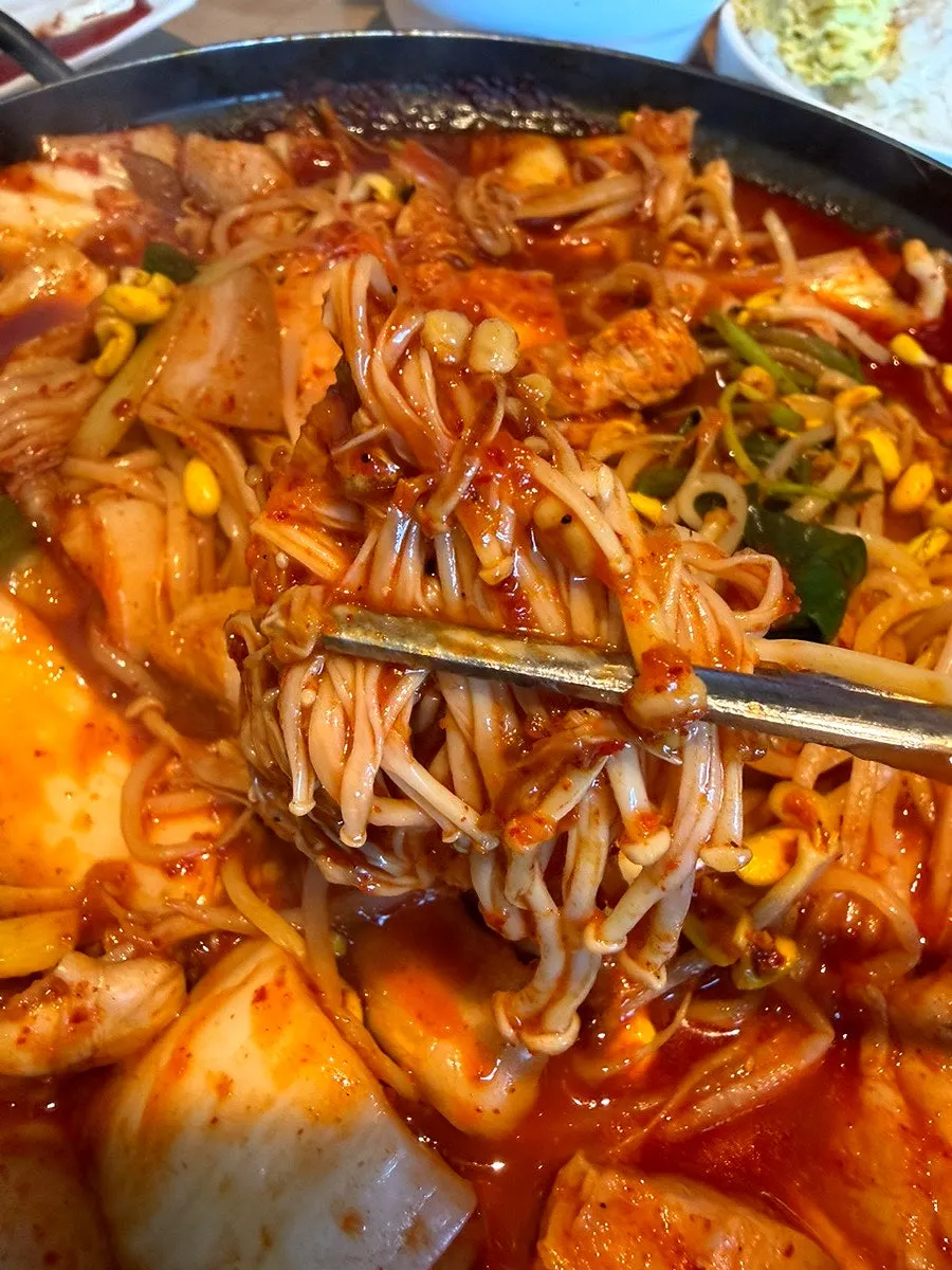 양념이 밴 오징어와 야채