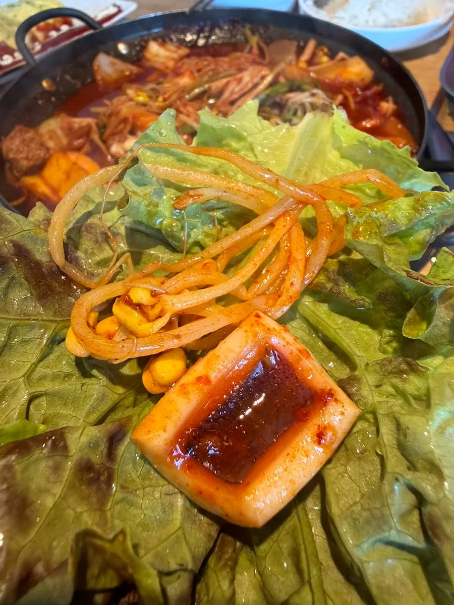 상추쌈에 올린 두루치기 한 쌈