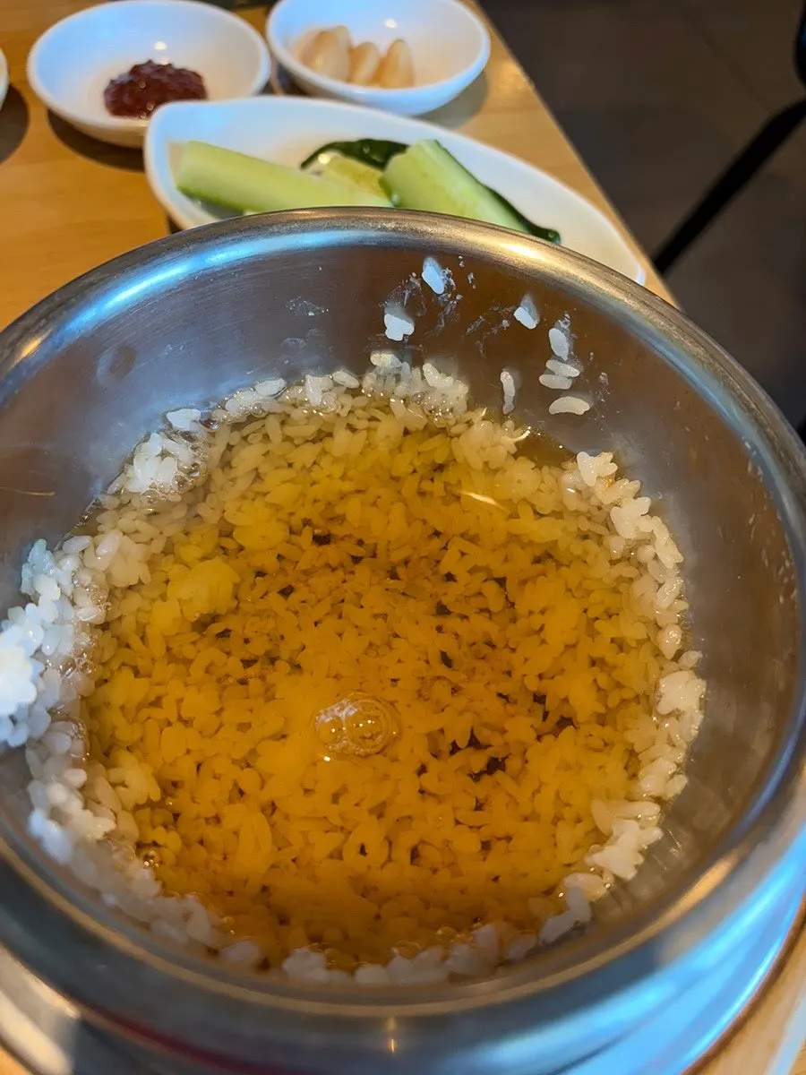 솥밥 한 숟갈과 김치 한 조각