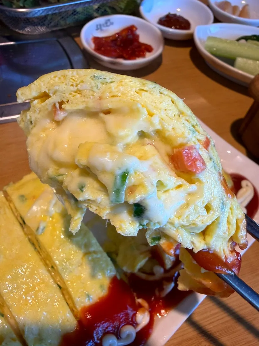 모짜렐라 치즈가 늘어나는 계란말이 단면
