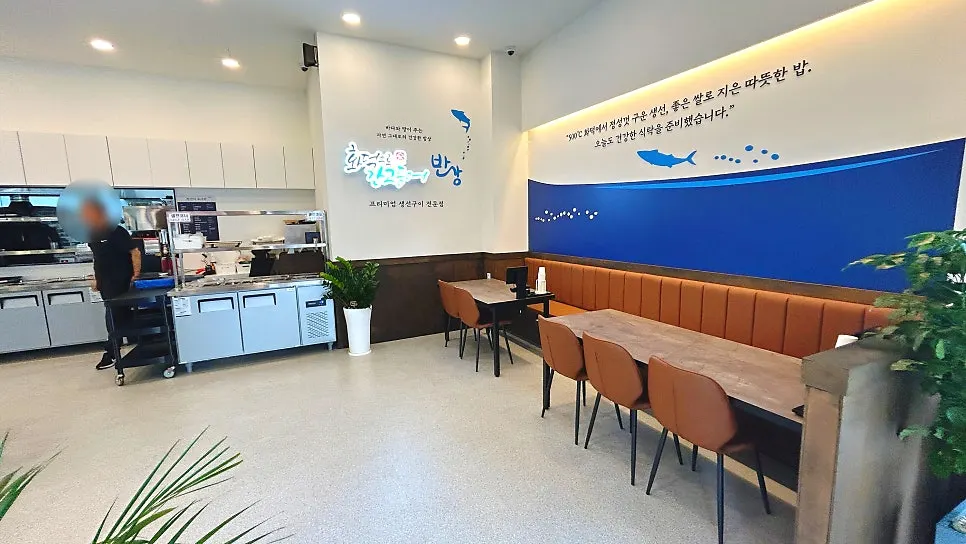 깔끔하게 정돈된 매장 내부 좌석