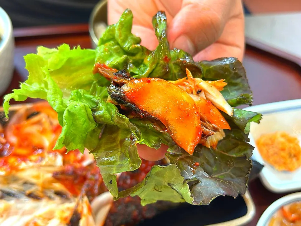 상추에 매운 고등어살과 밥을 올린 쌈