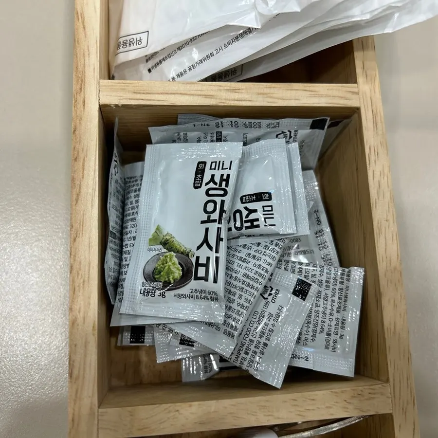 간장소스와 미니 와사비 등 곁들임 소스