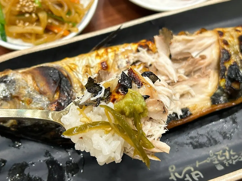 노릇하게 구워진 화덕 고등어구이 한 마리