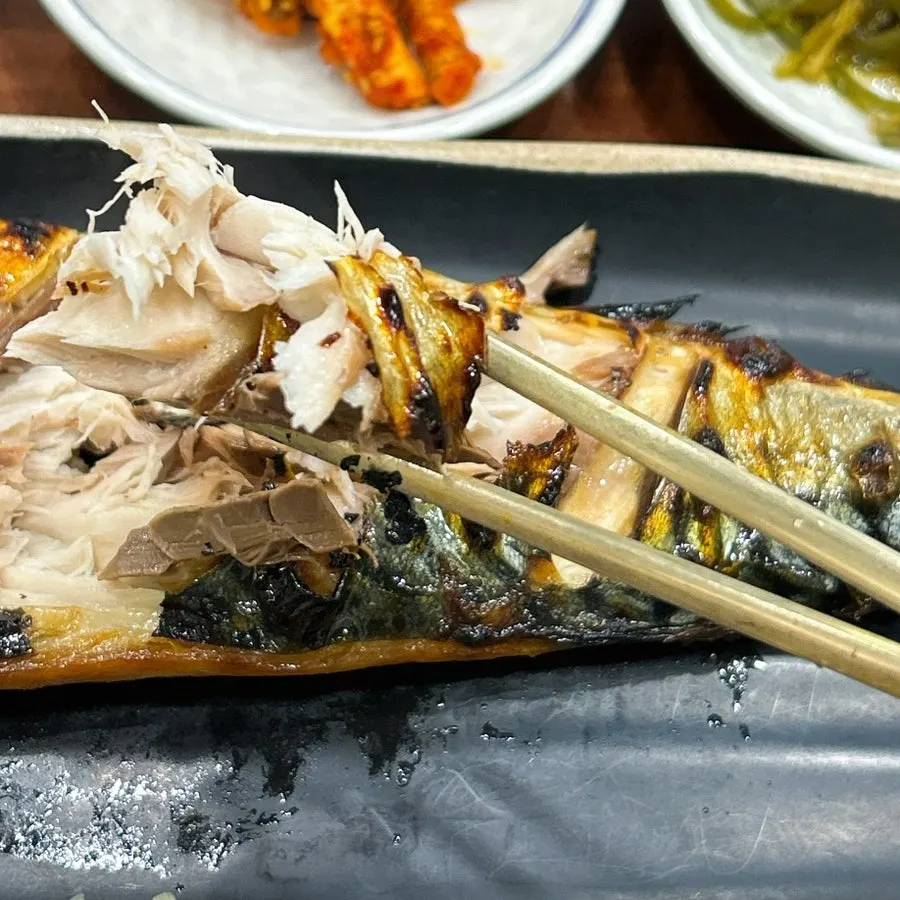 고등어구이 껍질과 속살 단면