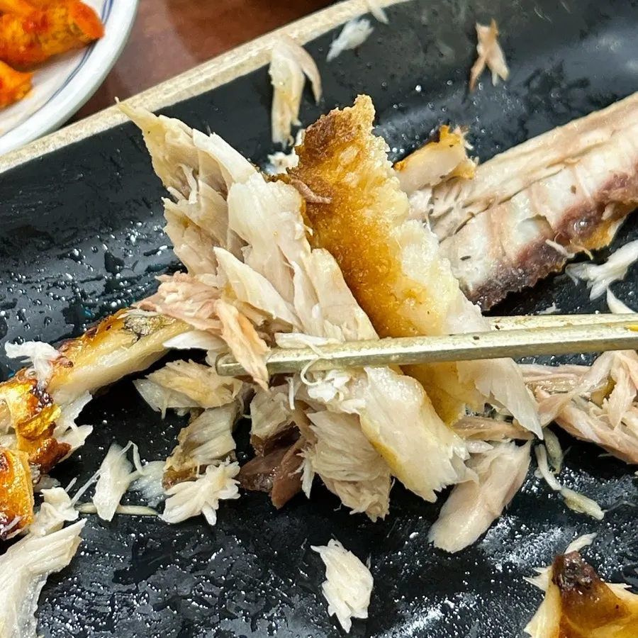 고등어 살과 간장소스 곁들임