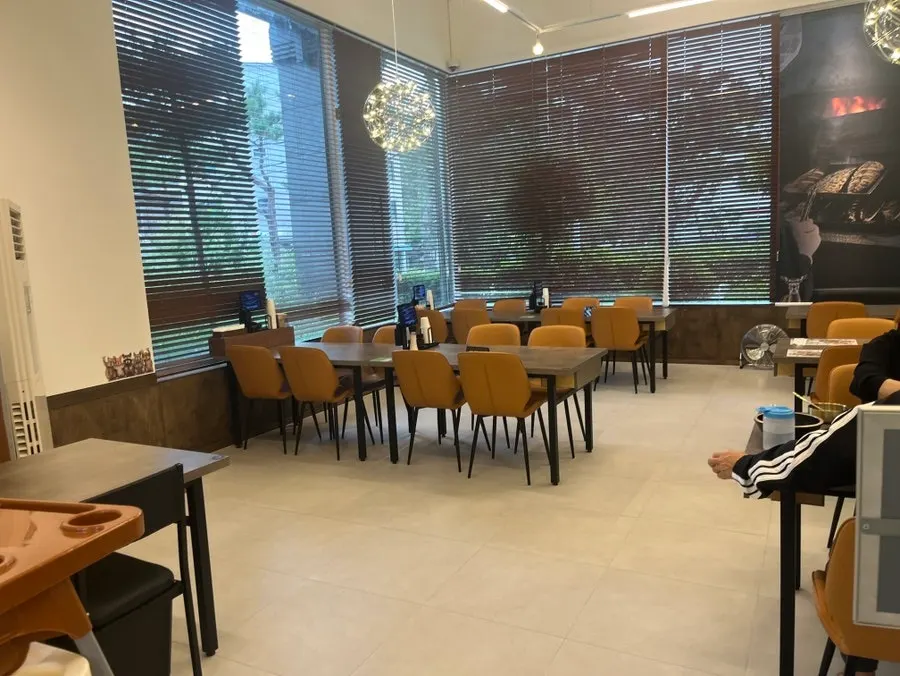 테이블 간격이 넓은 생선구이 전문점 홀