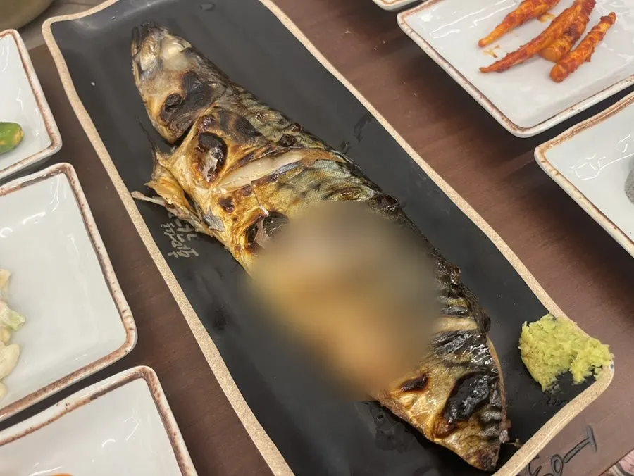 노릇하게 구워진 500℃ 화덕 고등어구이