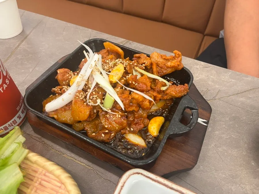 철판에 담겨 나온 화덕 제육볶음
