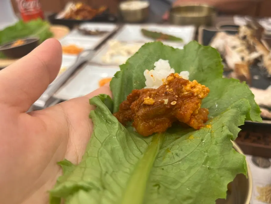 파채와 깨를 올린 제육볶음 근접 모습