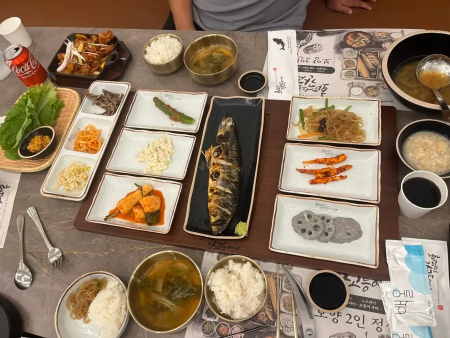 식사를 마친 화덕으로간고등어 비산점 테이블