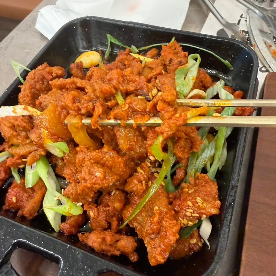 Spicy pork eaten with whole garlic cloves