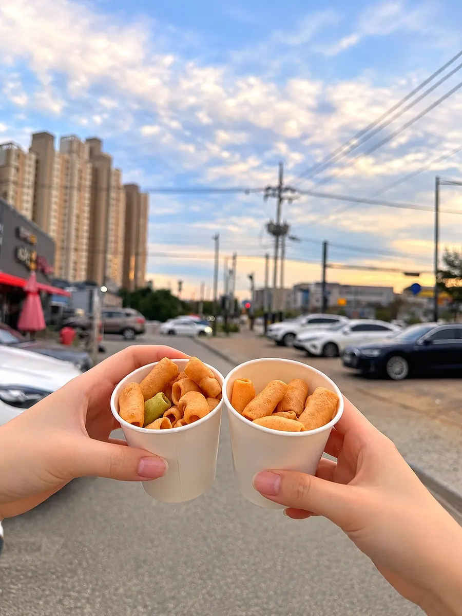 Snacks and paper cups at the dessert corner