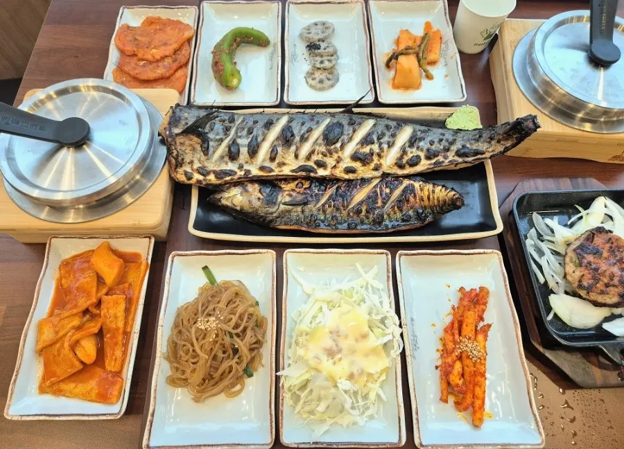 Grilled fish set meal spread at Hwadegeuro Gan Godeungeo Siksa Branch
