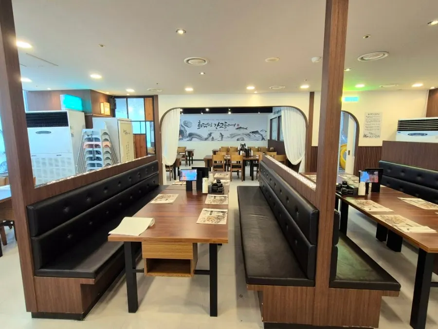 Spacious 4-person table seating