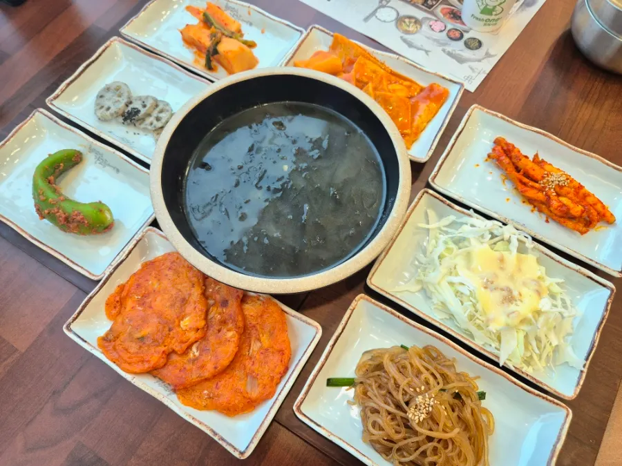 Seaweed soup and basic side dish setting