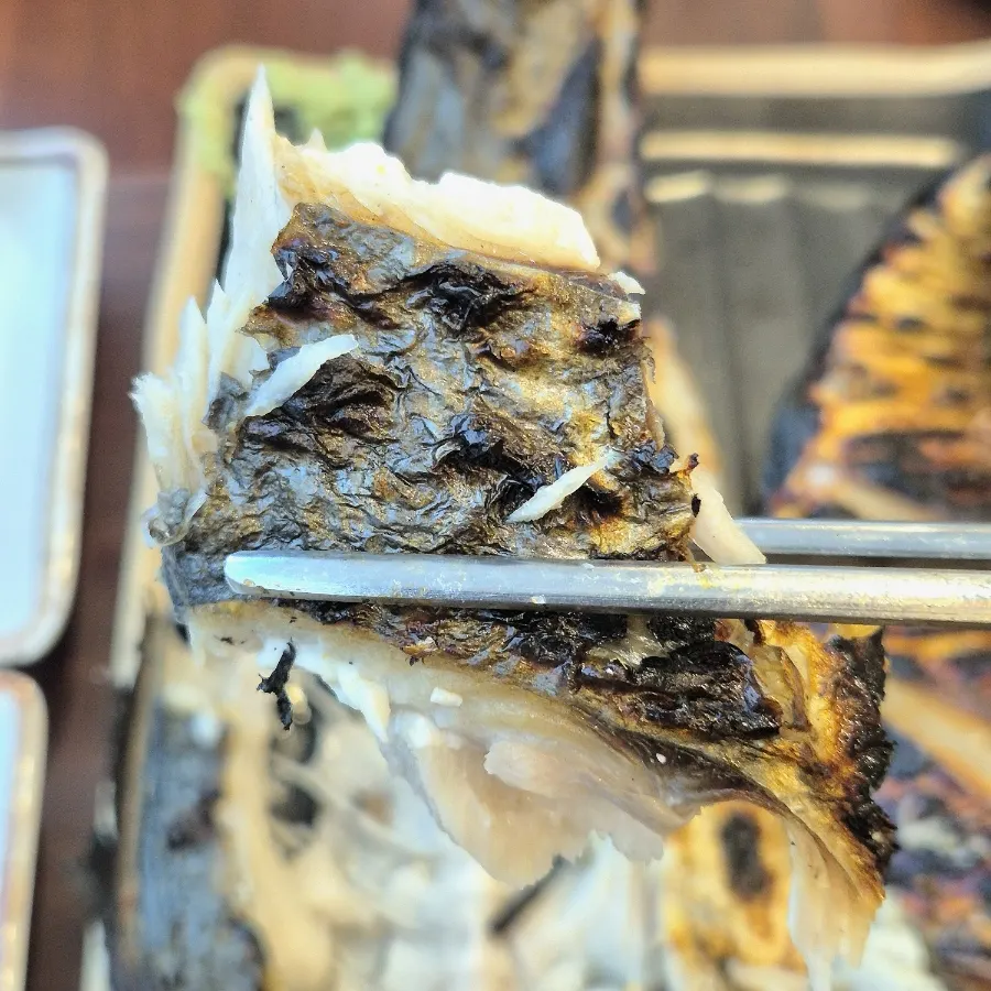 Flaked mackerel flesh served with pot rice