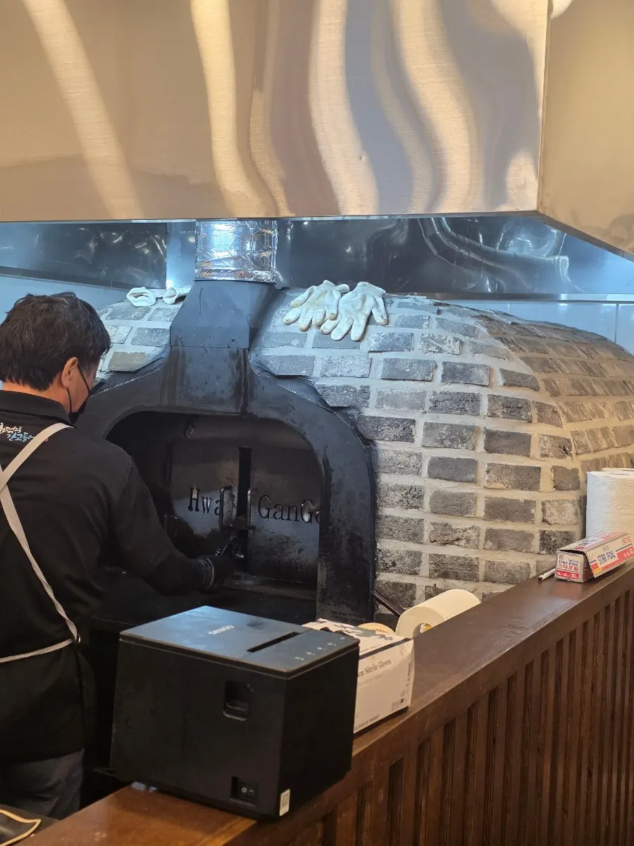 매장 안에 설치된 생선구이 화덕