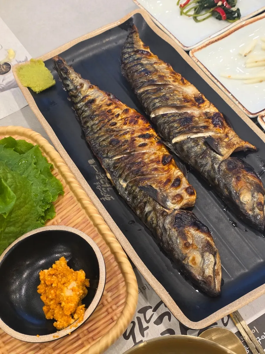 화덕에서 노릇하게 구워 나온 고등어구이