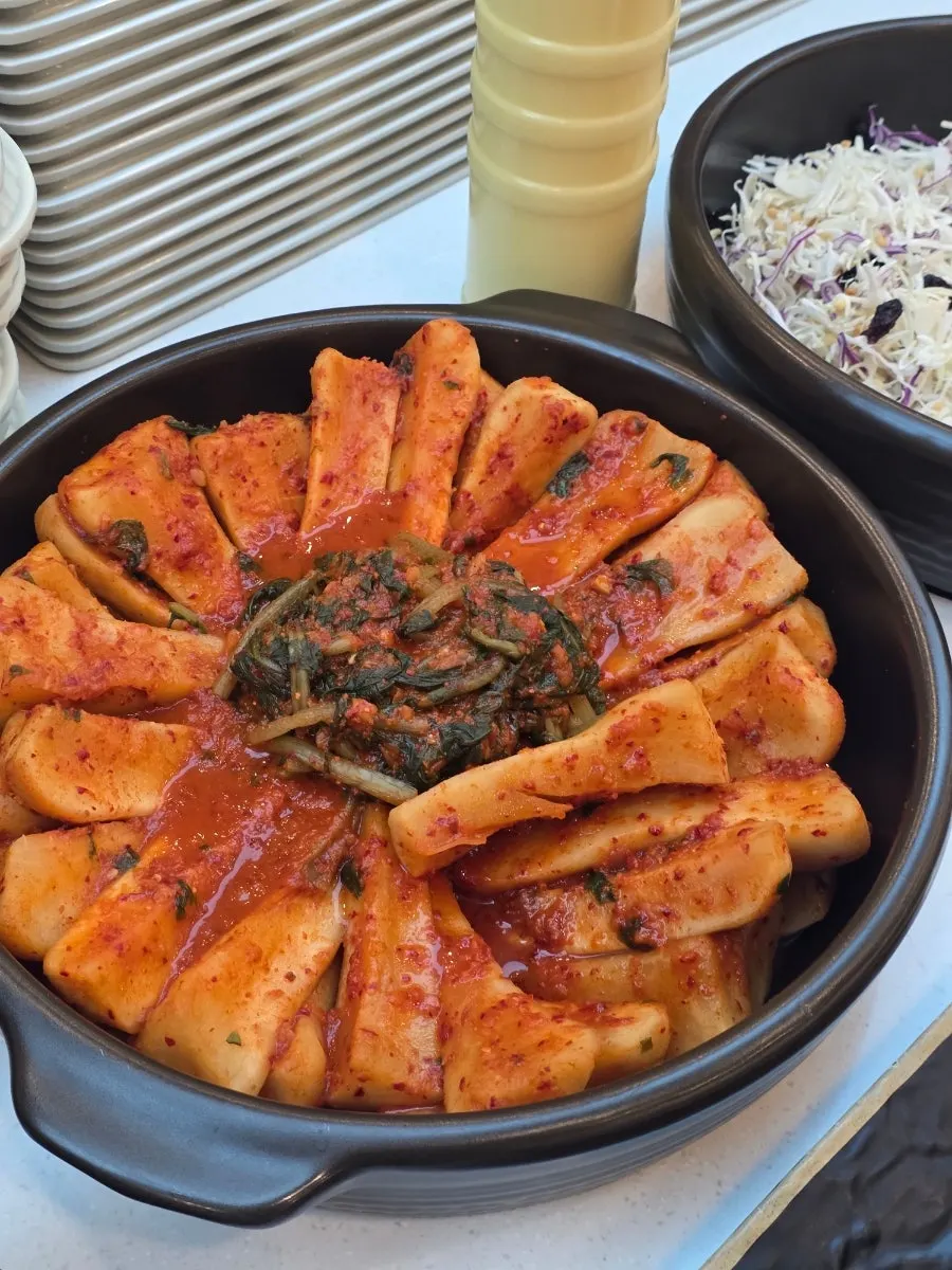 여러 번 리필한 무김치 한 접시