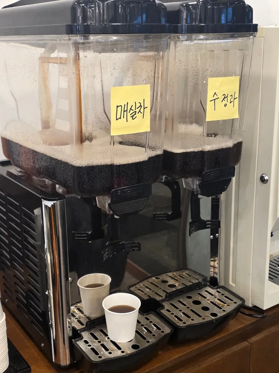 고등어구이 정식과 셀프바 반찬을 함께 차린 상