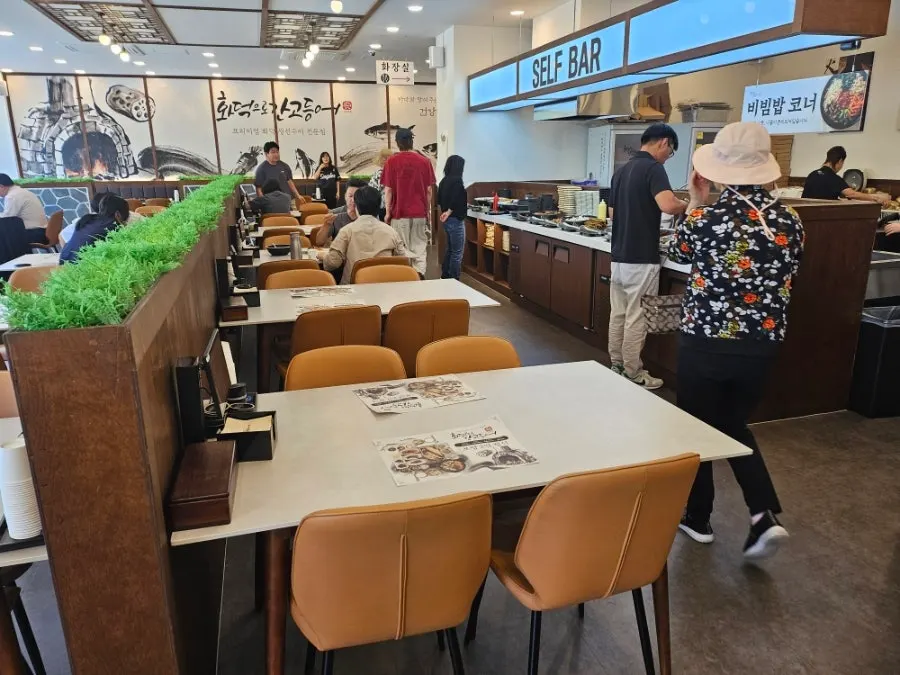 점심시간 손님이 있는 매장 내부 좌석