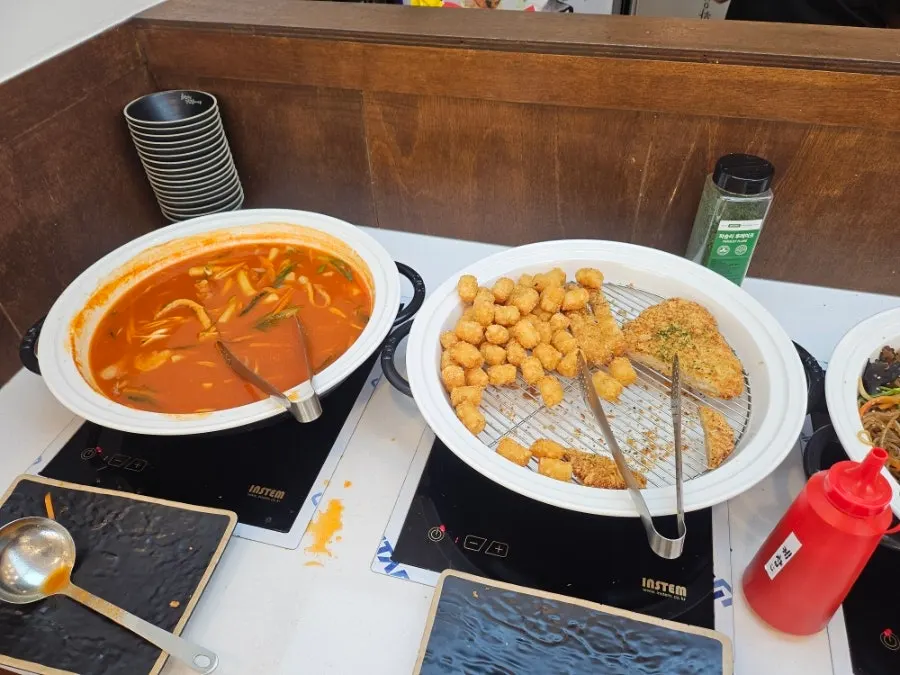셀프바 음식이 채워진 진열대