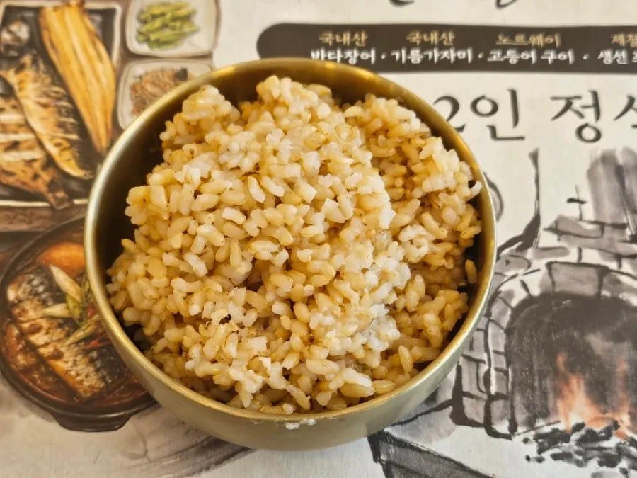 현미밥으로 선택한 공깃밥과 반찬 상차림