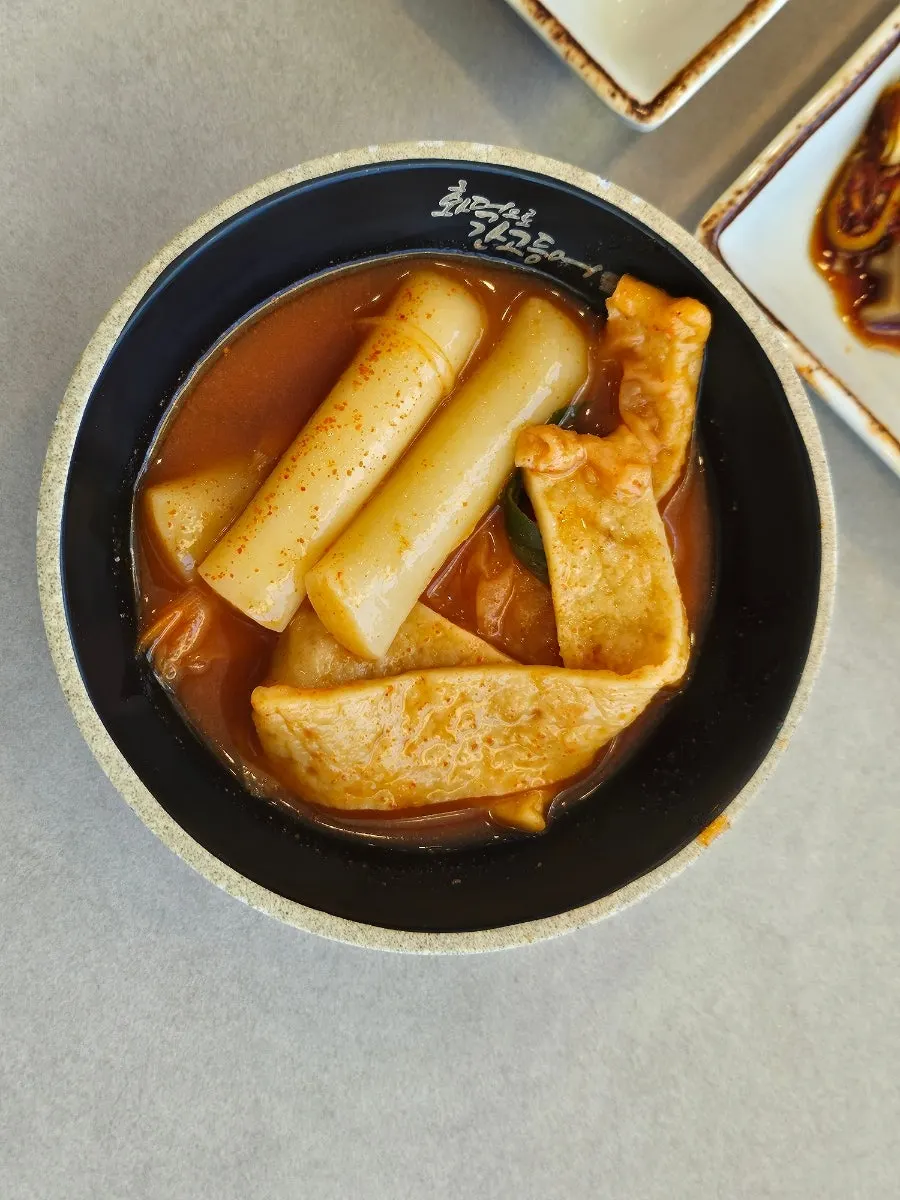 푸짐하게 담아온 셀프바 음식 한 접시