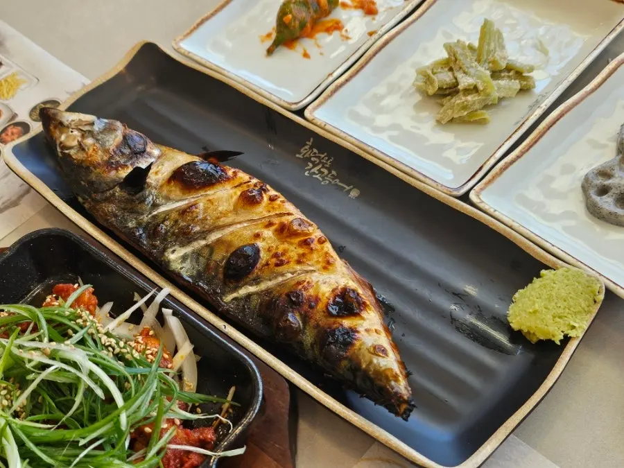 통째로 한 마리 나온 화덕 고등어구이