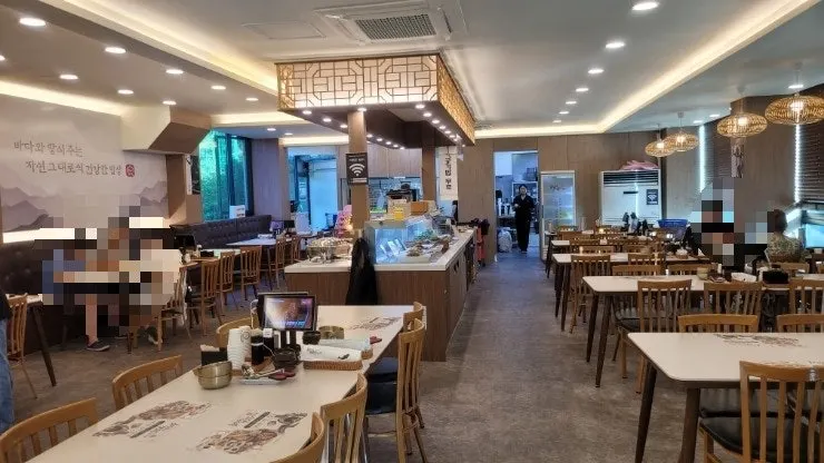 Widely spaced dining hall seating