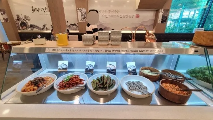 All-you-can-eat self-bar in the center of the restaurant
