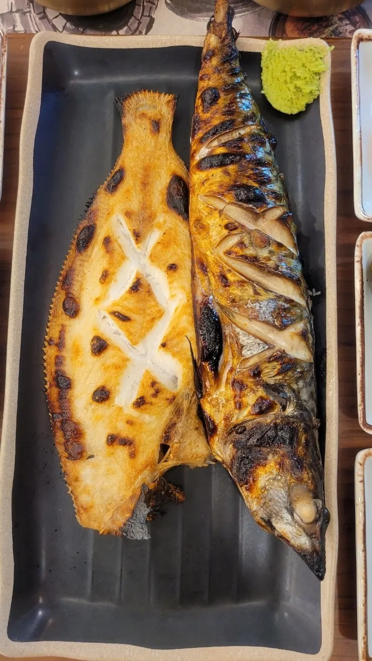 Wood-fired grilled fish set served on a wooden tray