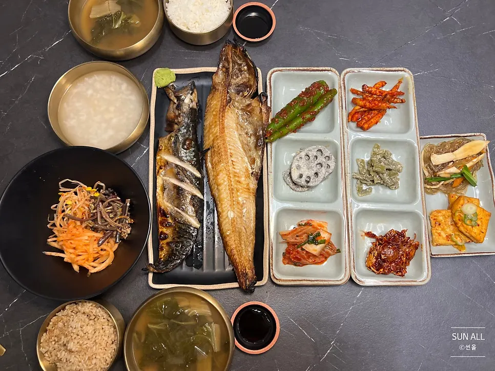 화덕에 구운 커다란 고등어구이와 임연수구이