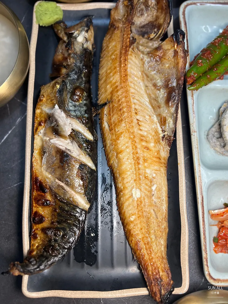 윤기 도는 화덕 생선구이 클로즈업