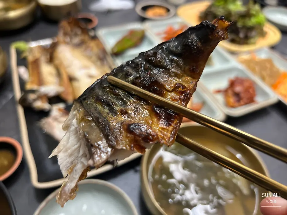 현미밥과 함께 먹는 고등어구이 한 상