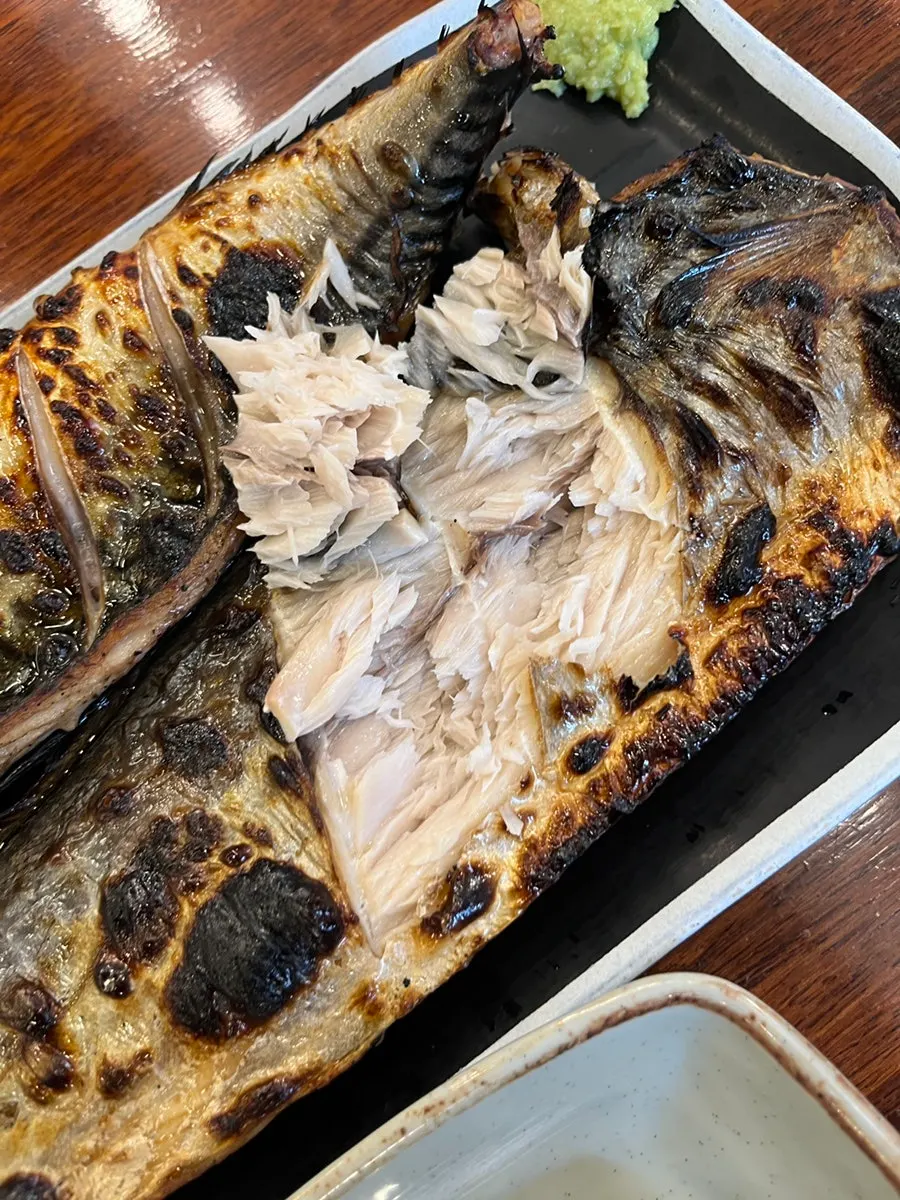 大盤盛裝上桌的鰆魚烤魚與鯖魚烤魚