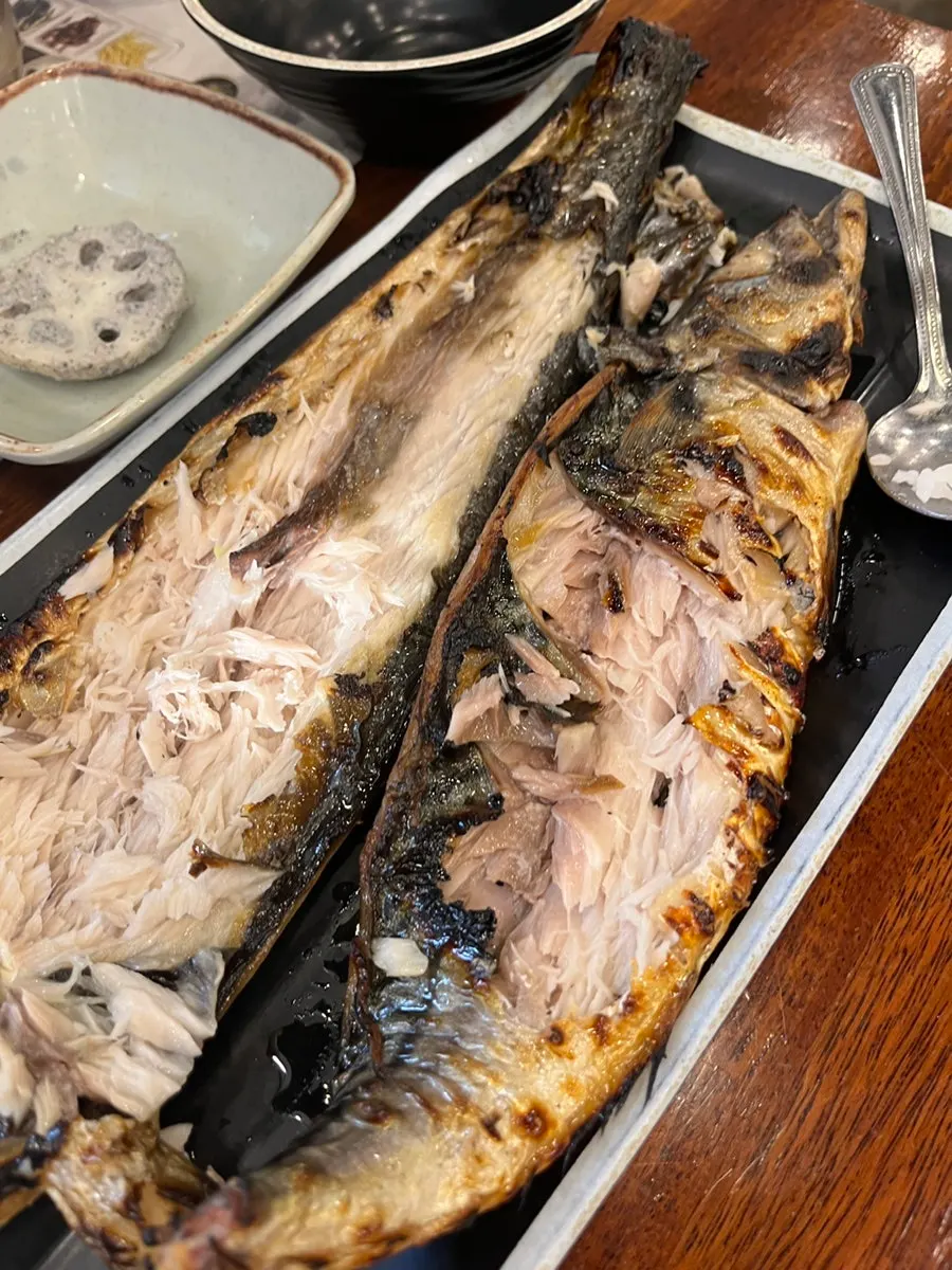 順著紋理散開的鰆魚烤魚肉
